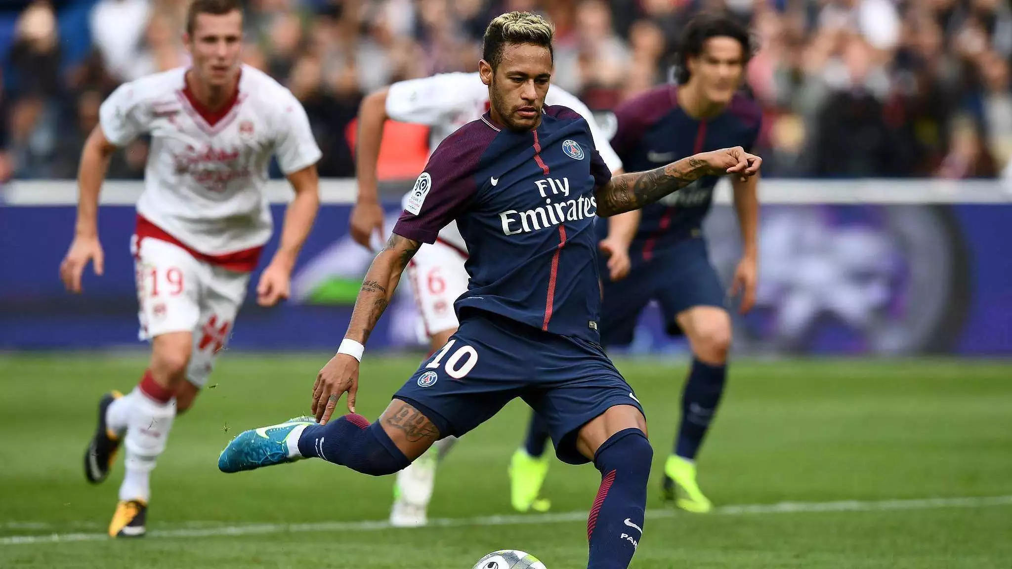 [图]吴曦进球路易斯破门 上海申花战平大连英博