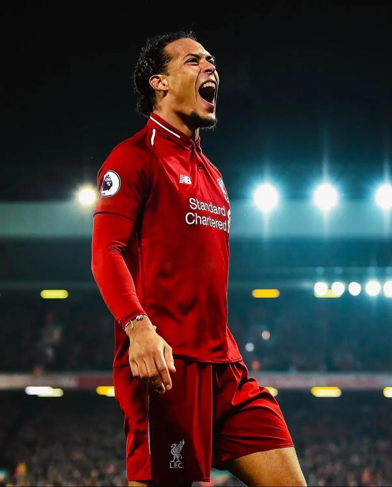 香港明星足球队燃情昆明 近万人合唱共忆流金岁月